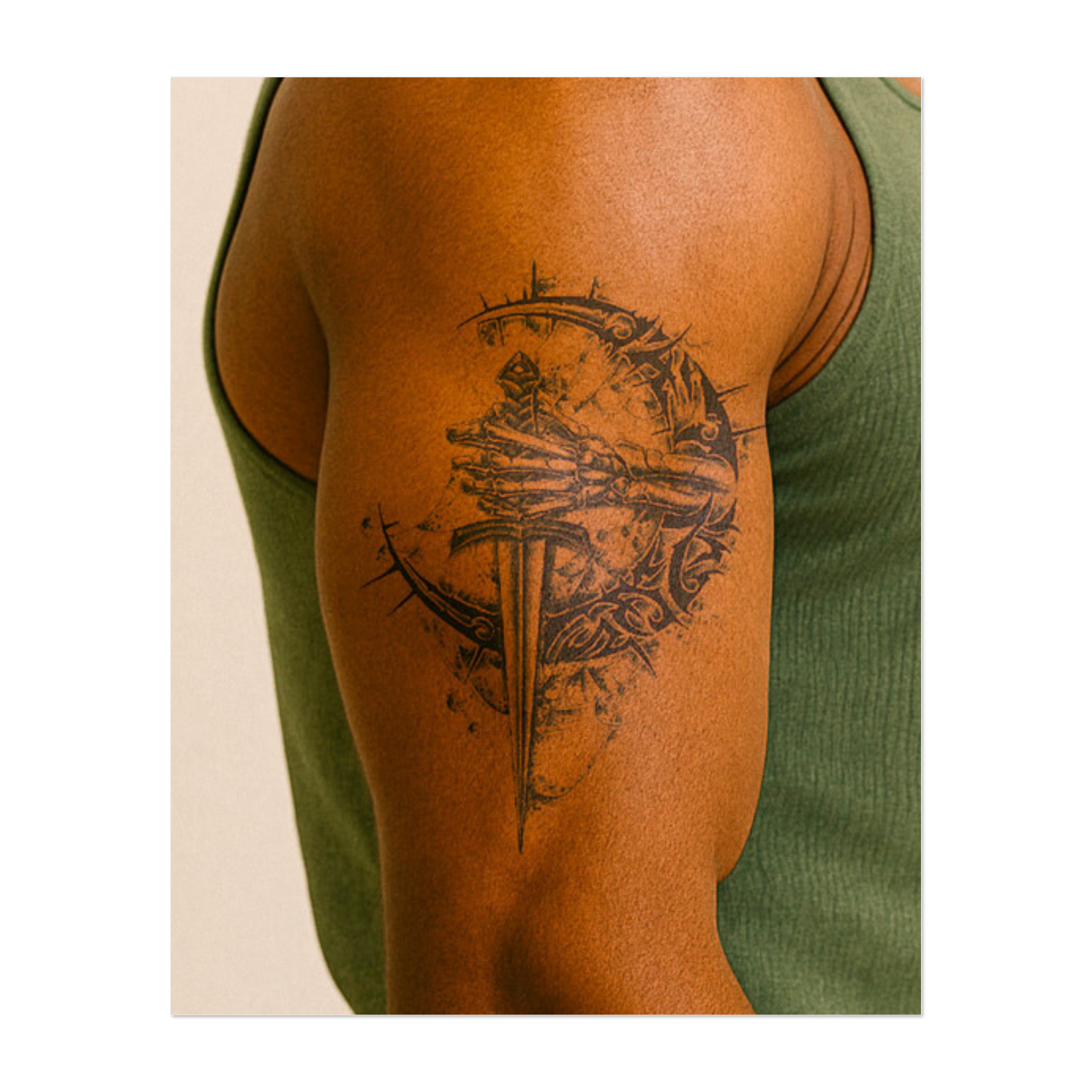 Una spada affilata che trafigge un cerchio di spine circondato da disegni intricati. La spada rappresenta forza e resilienza, mentre le spine simboleggiano le sfide. Il tatuaggio ha un disegno spigoloso e spaventoso che esprime forza e determinazione.