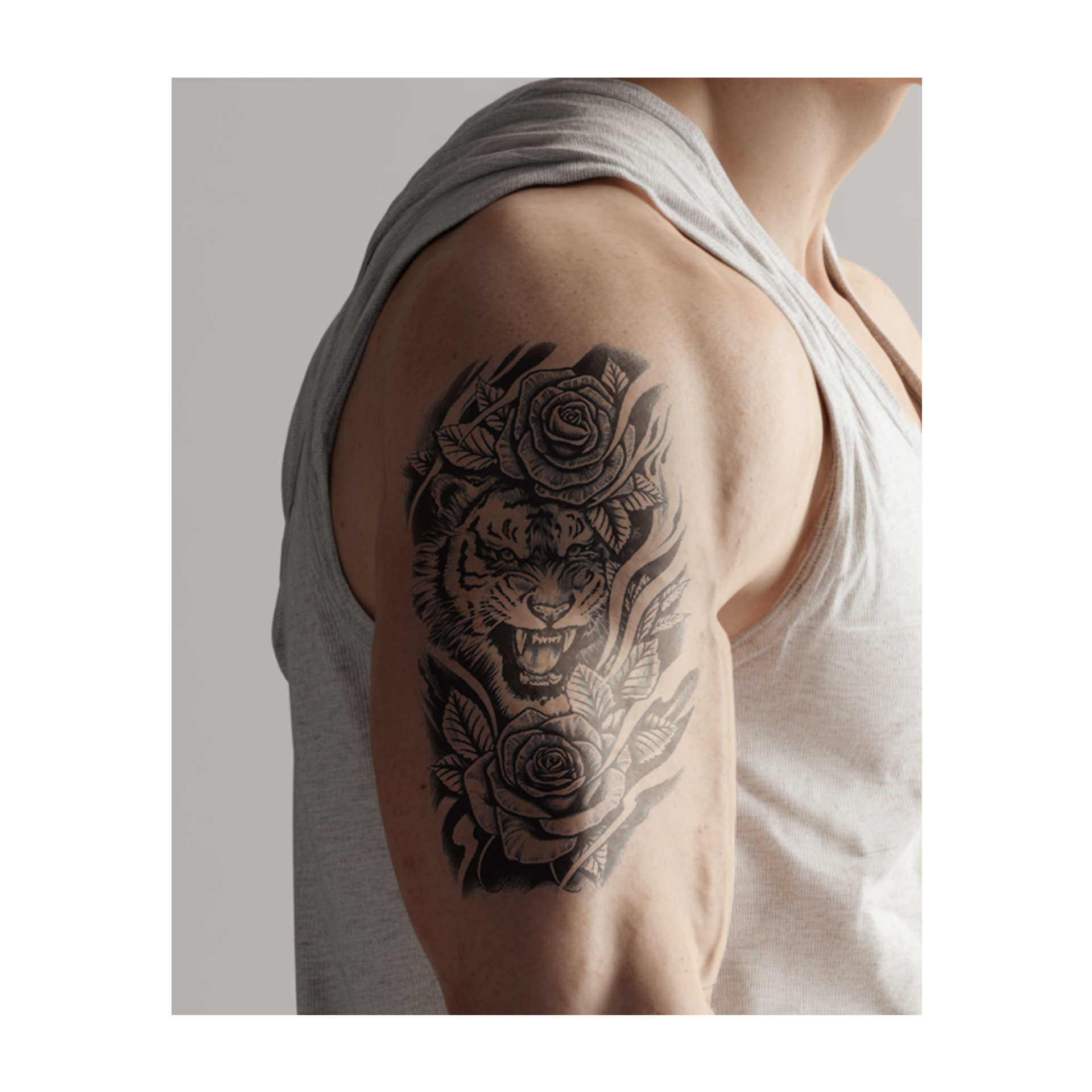 Una tigre ruggente circondata da rose e foglie in fiore. Questo tatuaggio realistico unisce forza selvaggia e bellezza, incoraggiandoti a rimanere coraggioso e a prosperare.