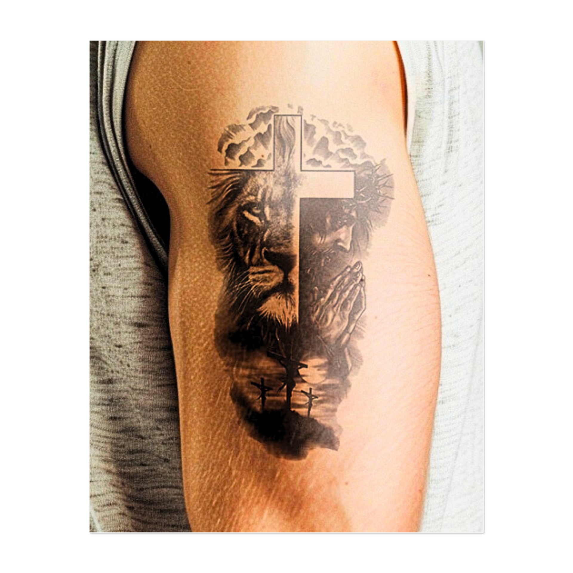 Questo tatuaggio dettagliato e realistico in nero e grigio mostra il volto di un leone e di un Gesù in preghiera, coronato di spine, divisi da una croce luminosa. In basso, tre crocifissioni appaiono contro un cielo nuvoloso, a simboleggiare sacrificio e fede.