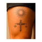 Un sole luminoso e dai motivi intricati splende sopra la bilancia della giustizia ornata da una spada. La bilancia, sospesa all'elsa decorata della spada, è decorata con teschi e rose. Questo tatuaggio simboleggia la verità, l'ordine cosmico e l'eterno equilibrio tra vita e morte.