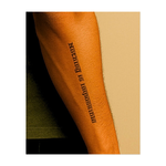 Questo sorprendente tatuaggio tipografico presenta la potente frase "Niente è impossibile", sottolineata da tratti stilizzati che ne enfatizzano il messaggio. Un design pulito ed efficace, un promemoria quotidiano di resilienza, determinazione e potenziale illimitato.