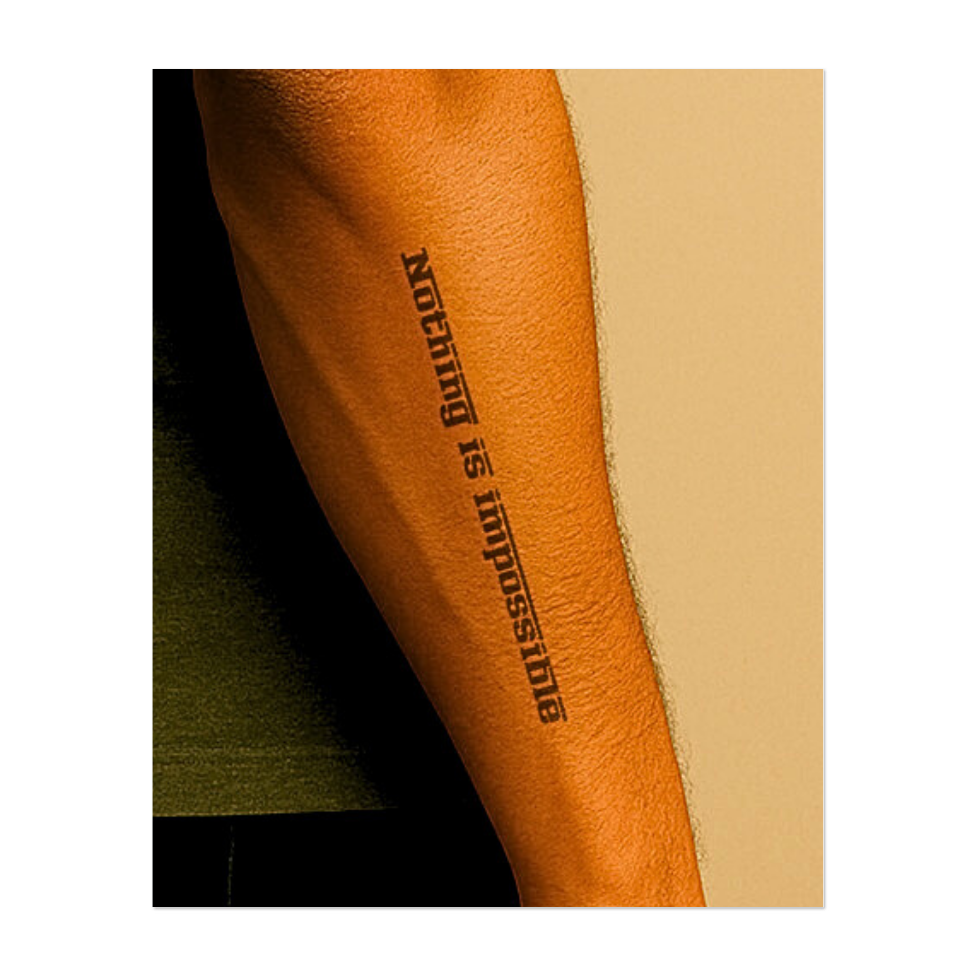 Questo sorprendente tatuaggio tipografico presenta la potente frase "Niente è impossibile", sottolineata da tratti stilizzati che ne enfatizzano il messaggio. Un design pulito ed efficace, un promemoria quotidiano di resilienza, determinazione e potenziale illimitato.