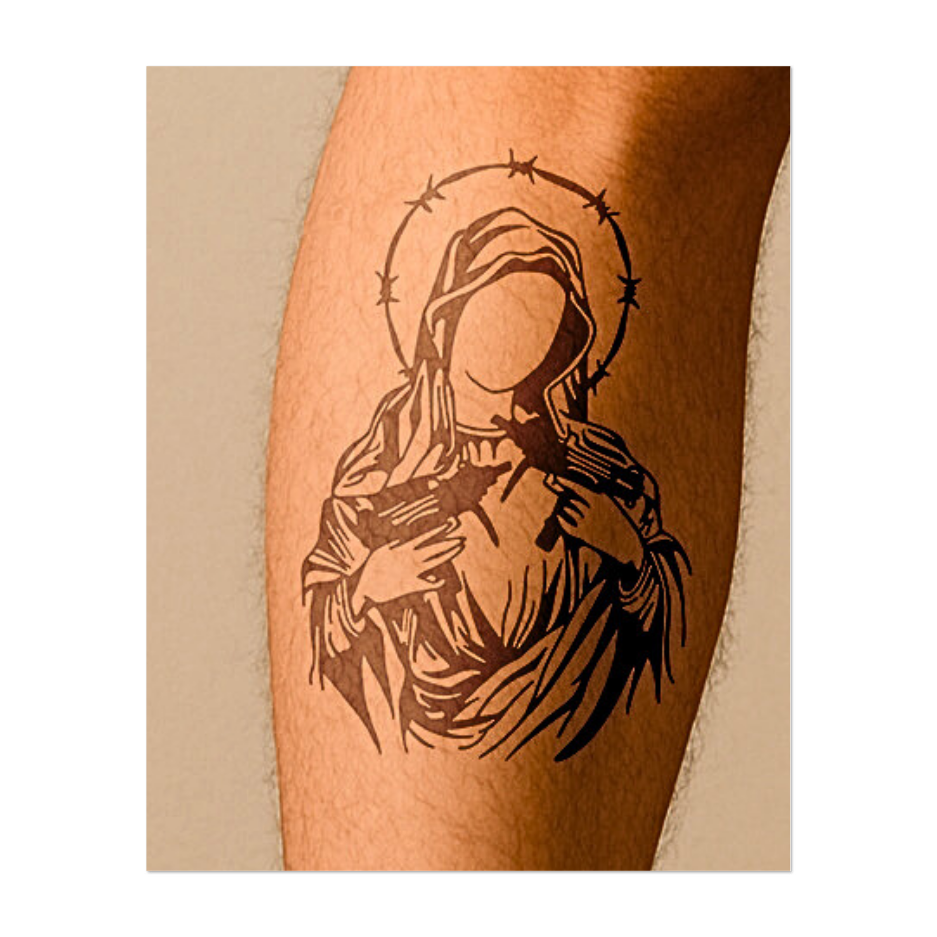 Una santa senza volto, avvolta in una tunica fluente, tiene due pistole contro il petto, incorniciata da un'aureola di filo spinato. Questo tatuaggio provocatorio contrappone l'immaginario divino al simbolismo urbano, incarnando temi di sfida, dualità e forza non convenzionale.