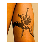 La silhouette drammatica di una figura trafitta da una spada che cade, a simboleggiare il sacrificio, la sconfitta o la caduta di un guerriero, resa in nero audace e ad alto contrasto.