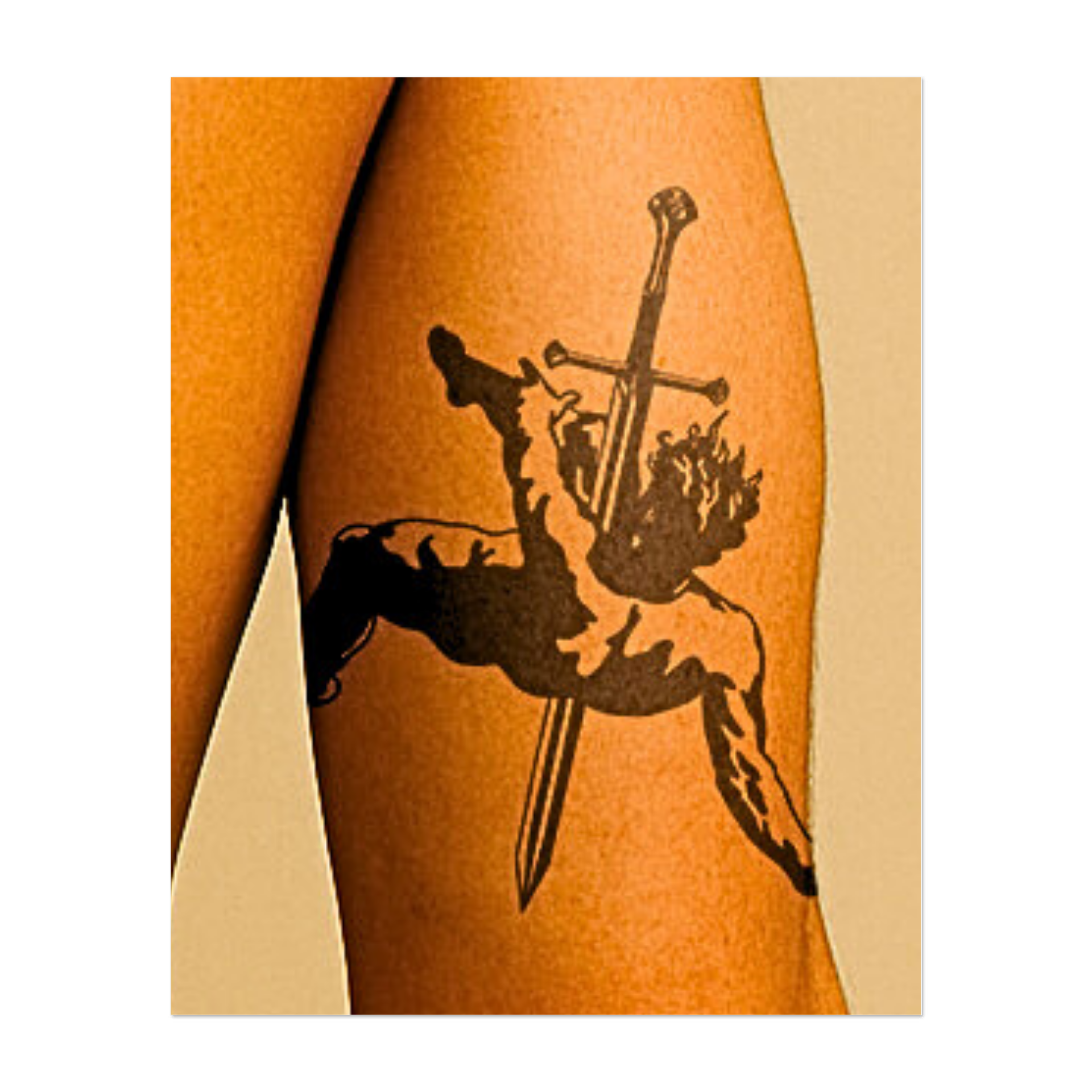 La silhouette drammatica di una figura trafitta da una spada che cade, a simboleggiare il sacrificio, la sconfitta o la caduta di un guerriero, resa in nero audace e ad alto contrasto.