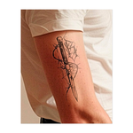 Questo sorprendente tatuaggio raffigura un coltello a serramanico dettagliato, intrecciato con filo spinato e ragnatele, accompagnato da lettere gotiche. Evoca temi di pericolo, prigionia e sopravvivenza, dove i bordi affilati incontrano i delicati fili del tempo e del destino.