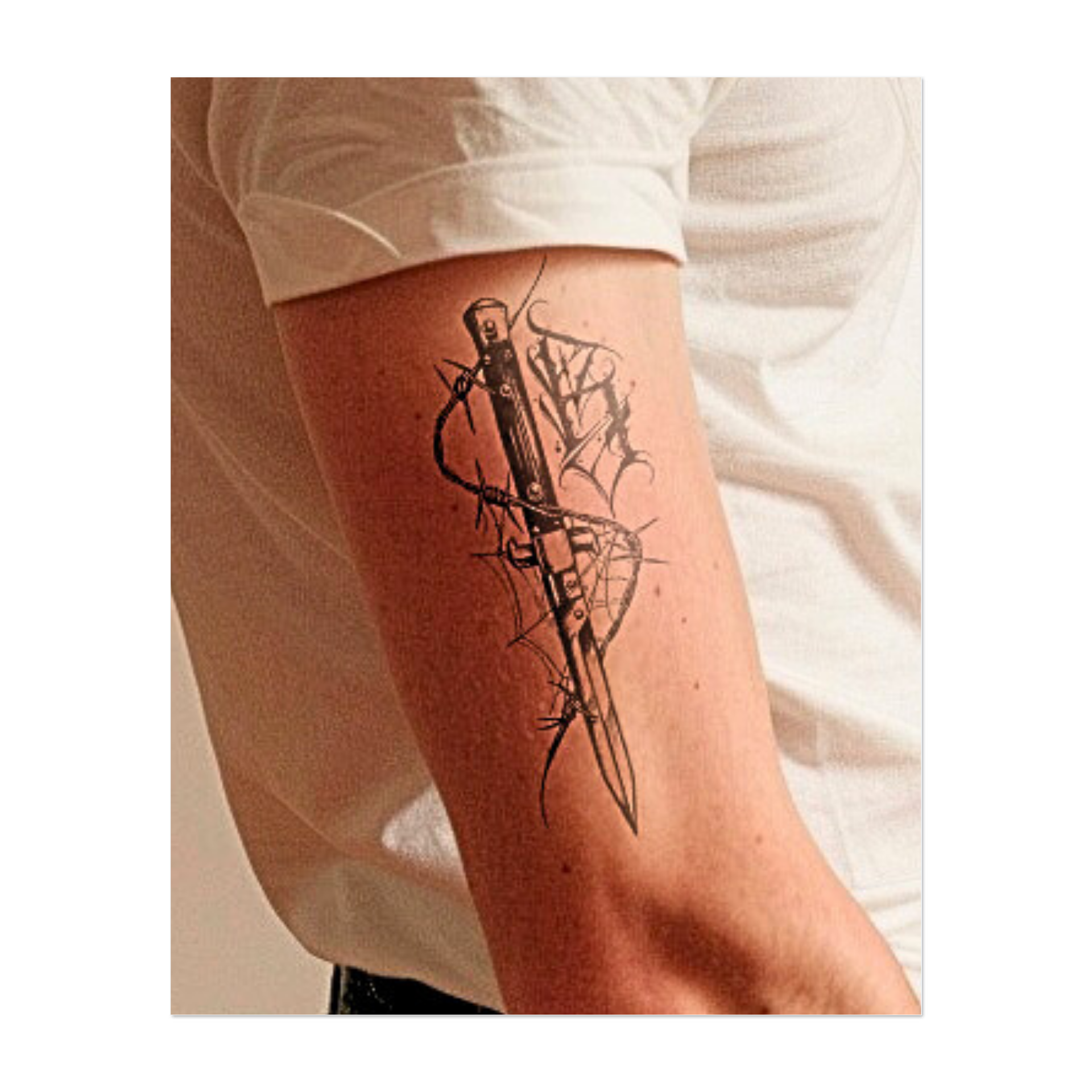 Questo sorprendente tatuaggio raffigura un coltello a serramanico dettagliato, intrecciato con filo spinato e ragnatele, accompagnato da lettere gotiche. Evoca temi di pericolo, prigionia e sopravvivenza, dove i bordi affilati incontrano i delicati fili del tempo e del destino.