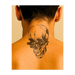 Questo design è un'interpretazione surreale del classico teschio. Presenta orbite fluide e distorte e ombre profonde che creano un effetto inquietante e distorto. Perfetto per stili audaci e look insoliti e non convenzionali.