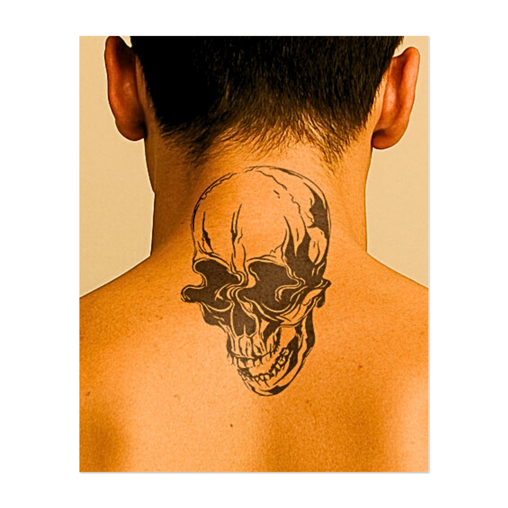 Questo design è un'interpretazione surreale del classico teschio. Presenta orbite fluide e distorte e ombre profonde che creano un effetto inquietante e distorto. Perfetto per stili audaci e look insoliti e non convenzionali.