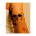 Questo dettagliato tatuaggio a forma di teschio presenta ombreggiature realistiche e precisione anatomica, enfatizzando la bellezza della forma umana nella morte. Un memento mori senza tempo che riflette la mortalità, la transitorietà e la presenza duratura della verità ultima della vita.