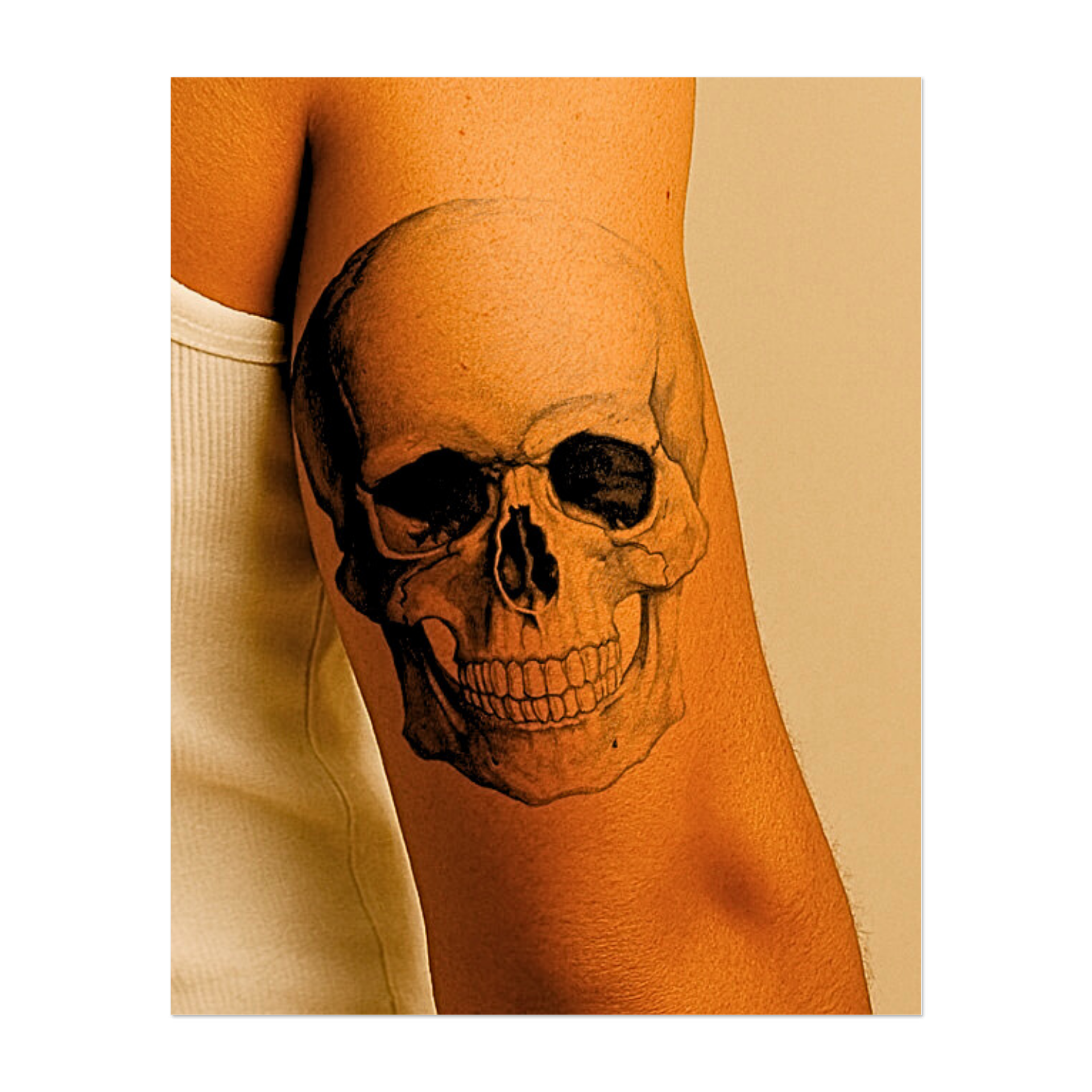 Questo dettagliato tatuaggio a forma di teschio presenta ombreggiature realistiche e precisione anatomica, enfatizzando la bellezza della forma umana nella morte. Un memento mori senza tempo che riflette la mortalità, la transitorietà e la presenza duratura della verità ultima della vita.