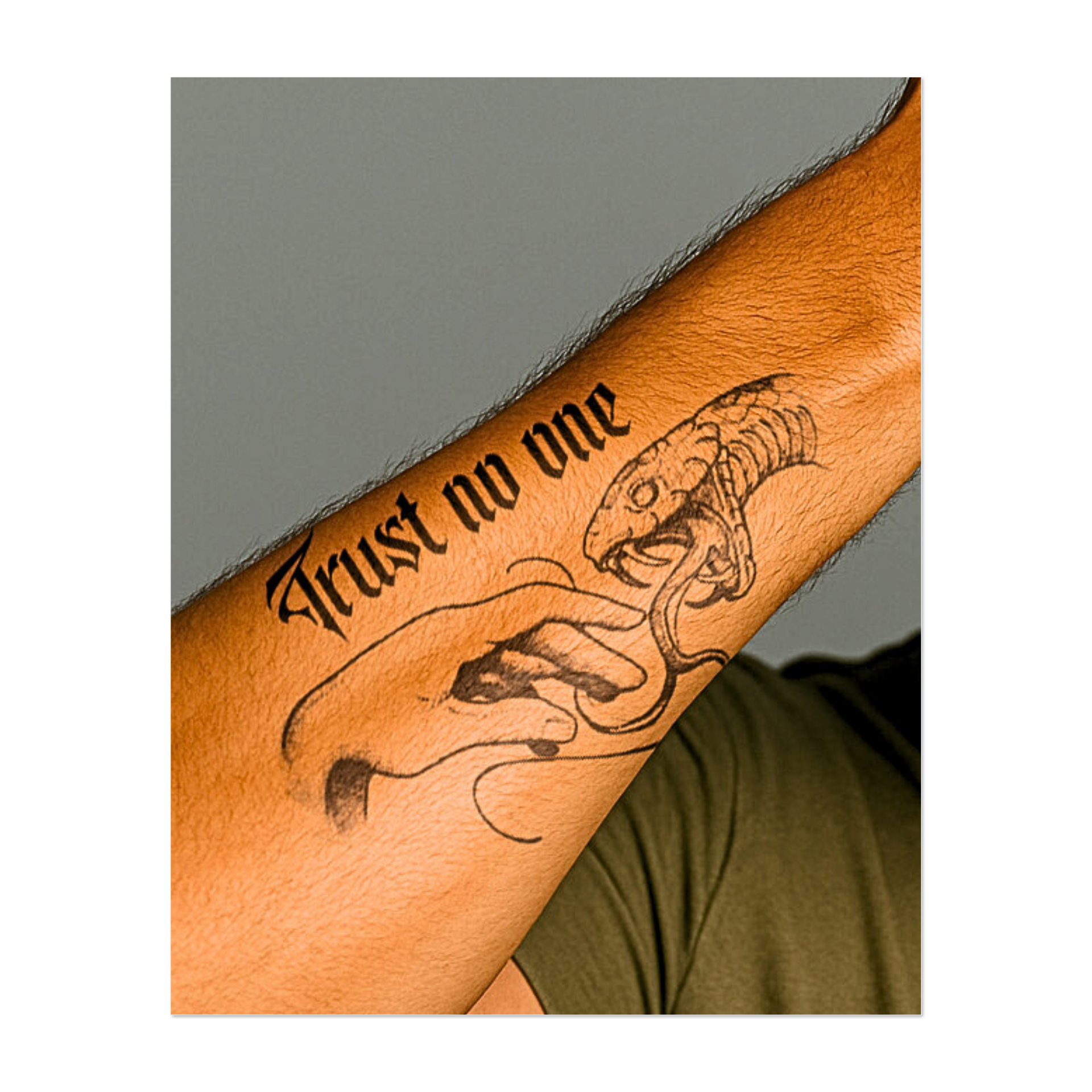 Un design sorprendente e simbolico con lettere gotiche, una mano tesa e un serpente pronto ad attaccare. Questa moneta trasmette un potente messaggio di cautela e tradimento con un impatto visivo drammatico.