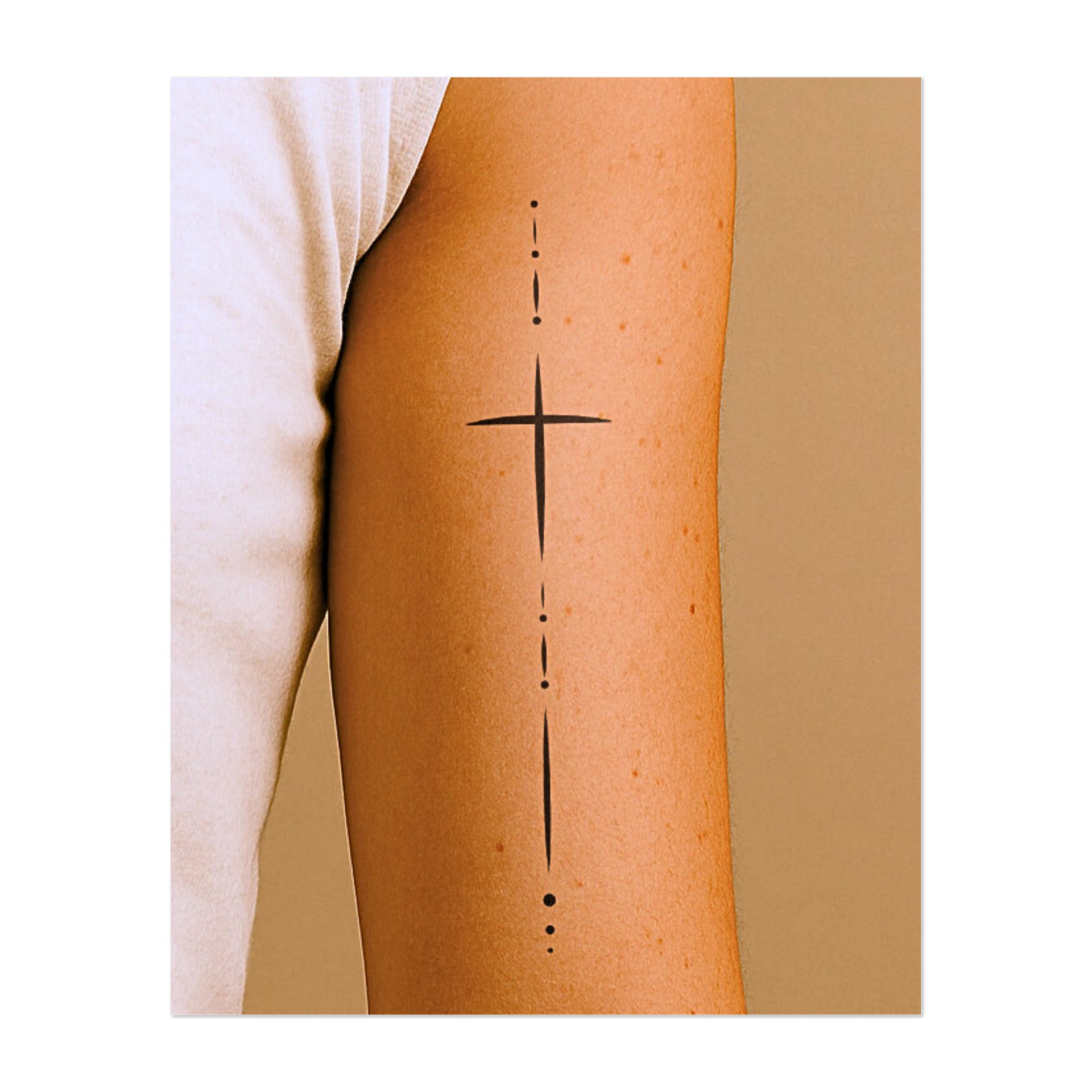 Una croce stilizzata, incastonata in una linea verticale di punti ed elementi delicati. Il suo design minimalista è allo stesso tempo moderno e spirituale: un sottile simbolo di fede, allineamento ed equilibrio interiore.