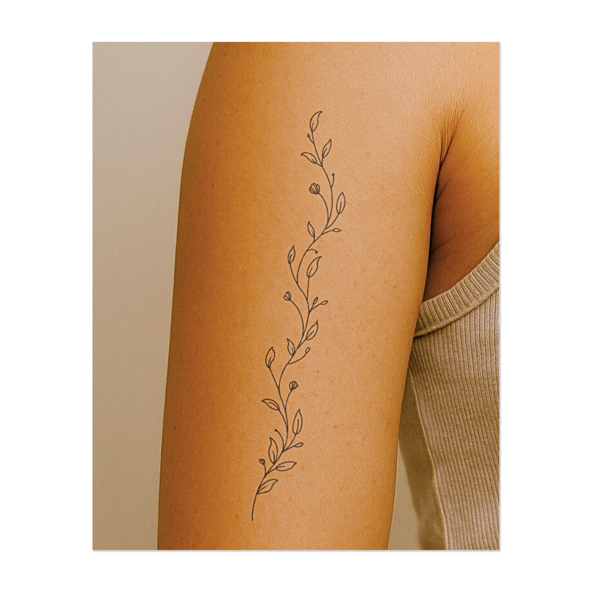 Un delicato motivo a tralcio verticale, decorato con foglie in filigrana e piccoli boccioli. Le linee curve conferiscono al design un aspetto leggero e naturale, ideale per un look discreto ed elegante con un tocco botanico.