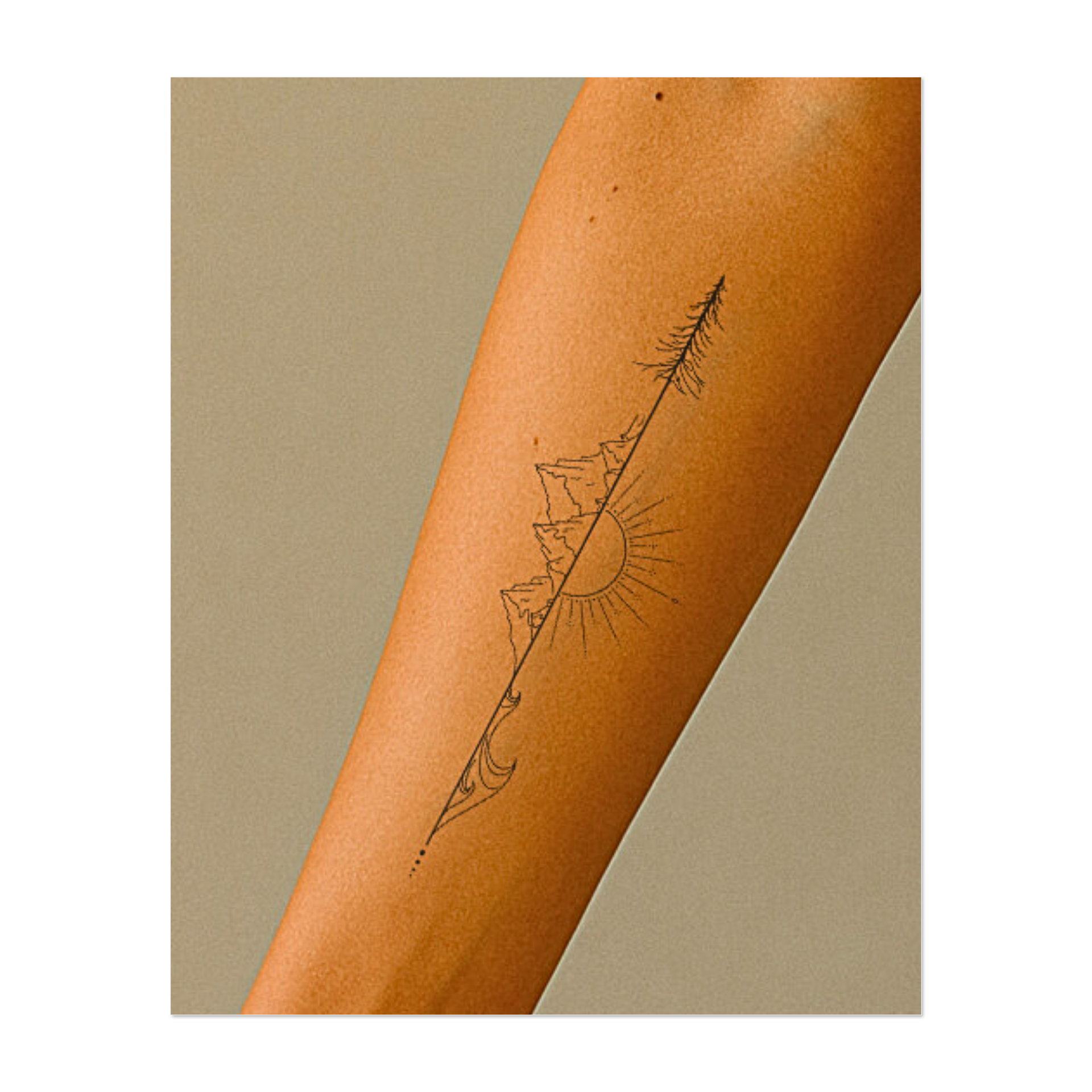Un tatuaggio armonioso con una linea verticale che collega un albero, montagne, il sole e le onde. Queste linee delicate simboleggiano l'equilibrio tra terra, cielo, acqua e luce: un disegno rilassante, ispirato alla natura e ricco di significato.