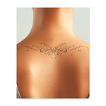 Un ornamento floreale simmetrico con linee curve e dettagli delicati. Il suo design elegante richiama l'ornamentazione classica e conferisce al tatuaggio un aspetto sofisticato e decorativo, ideale per un tocco di eleganza.