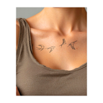 Un delicato tatuaggio raffigurante cinque rondini in volo in diverse fasi. Le linee delicate e il dinamismo naturale degli uccelli simboleggiano libertà, leggerezza e rinnovamento: un motivo poetico e arioso.