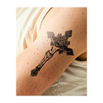 Questo tatuaggio dettagliato raffigura Gesù su una croce ornata, coronato dall'iscrizione "INRI" e circondato da raggi di luce e iscrizioni sacre. Ricco di simbolismo spirituale, rappresenta il sacrificio, la redenzione e la fede incrollabile in uno stile classico e riverente.