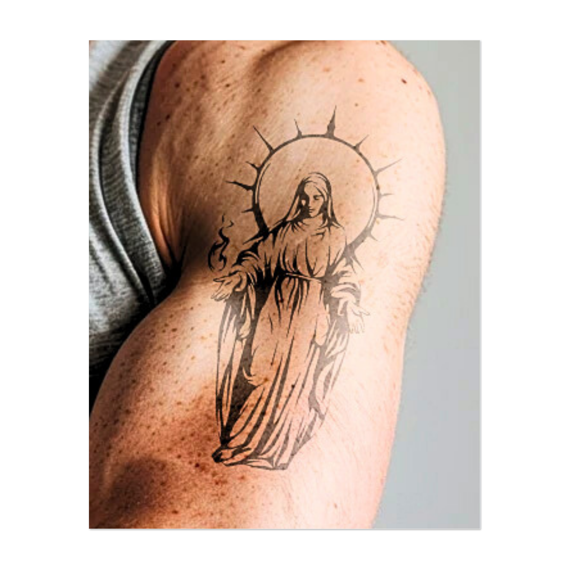 Una figura serena, vestita con una tunica, irradia energia divina sotto un alone radioso, con le mani aperte in un gesto di pace. Linee decise e curve delicate creano una presenza potente e spirituale ed evocano purezza e protezione.