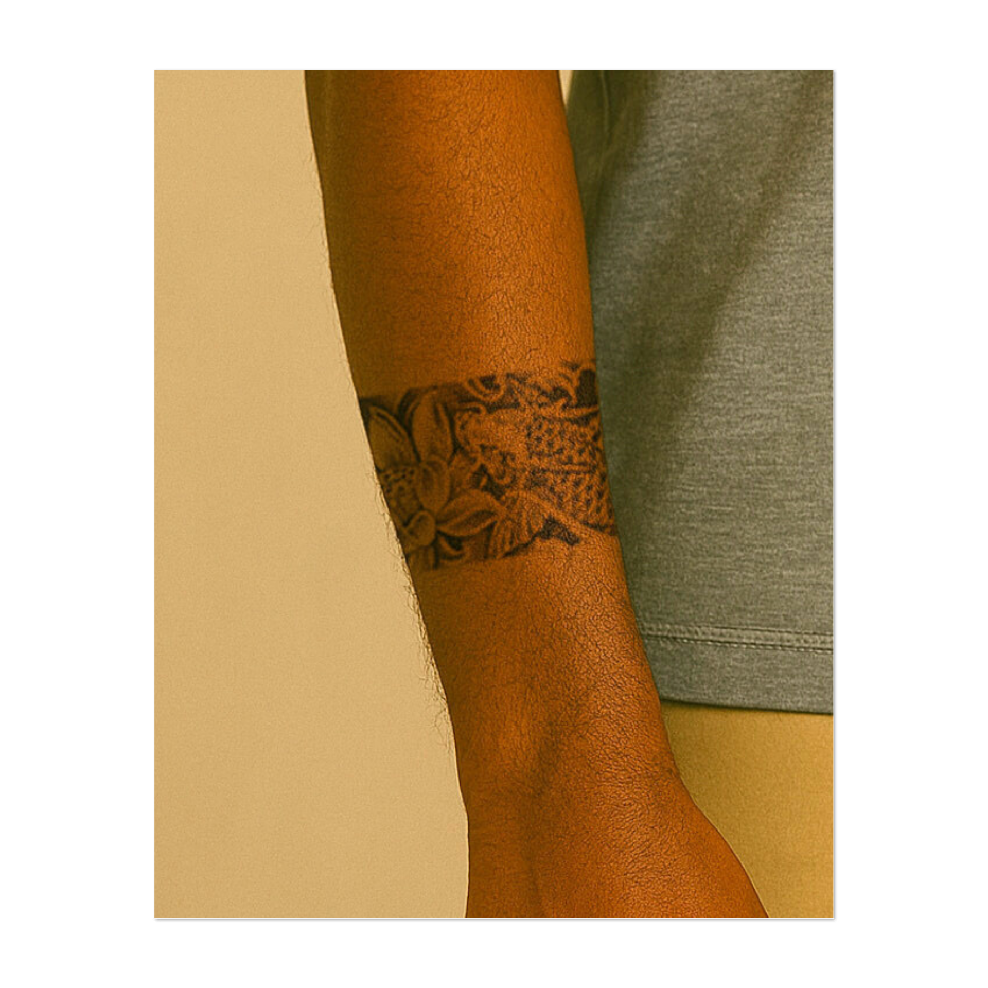 Un bellissimo tatuaggio a forma di braccialetto raffigurante una carpa koi che nuota tra le onde accanto a un fiore di loto in fiore. Questo tatuaggio simboleggia resistenza, forza e trasformazione, combinando la tranquillità con la potenza dell'acqua.