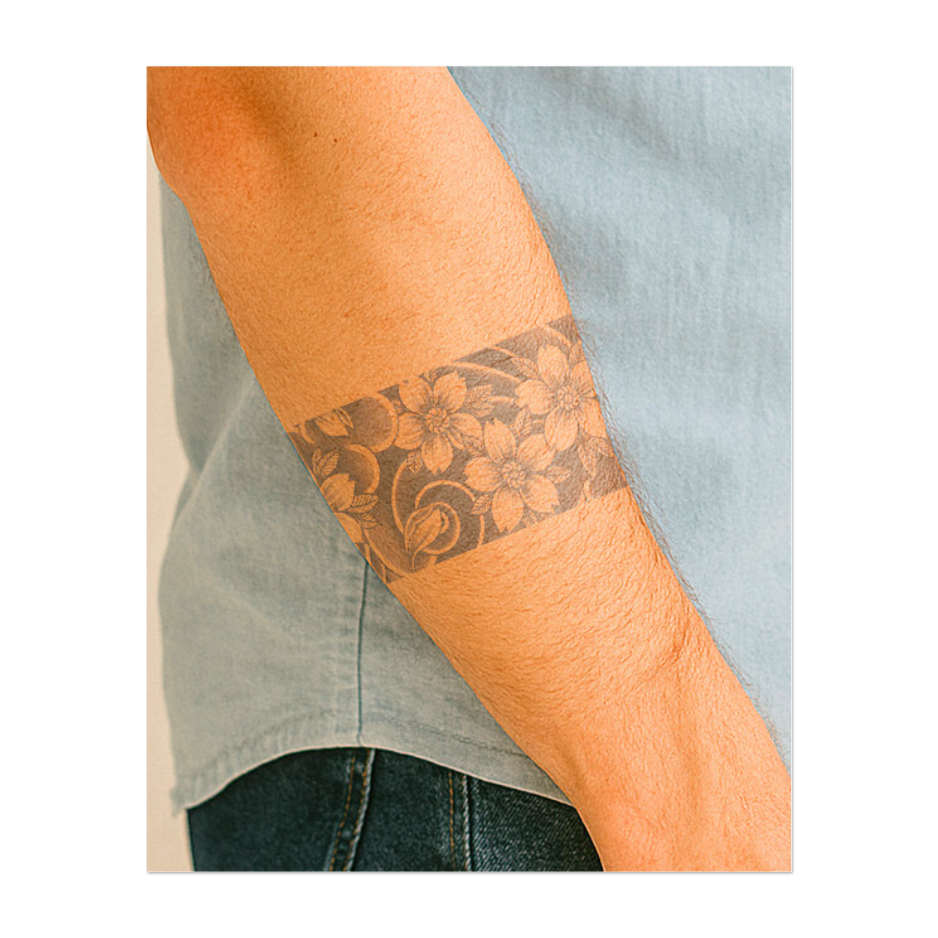 Un delicato disegno a nastro con fiori che sbocciano intrecciati con onde vorticose. Questo tatuaggio simboleggia la bellezza, la crescita e il flusso della vita, combinando l'eleganza della natura con la delicatezza del movimento.