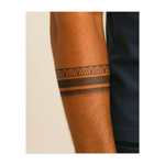 Un elegante disegno a nastro con archi ripetuti nella parte superiore e linee pulite che creano un senso di equilibrio. Questo tatuaggio simboleggia armonia, struttura e fluidità, combinando elementi geometrici minimalisti con un senso di movimento.
