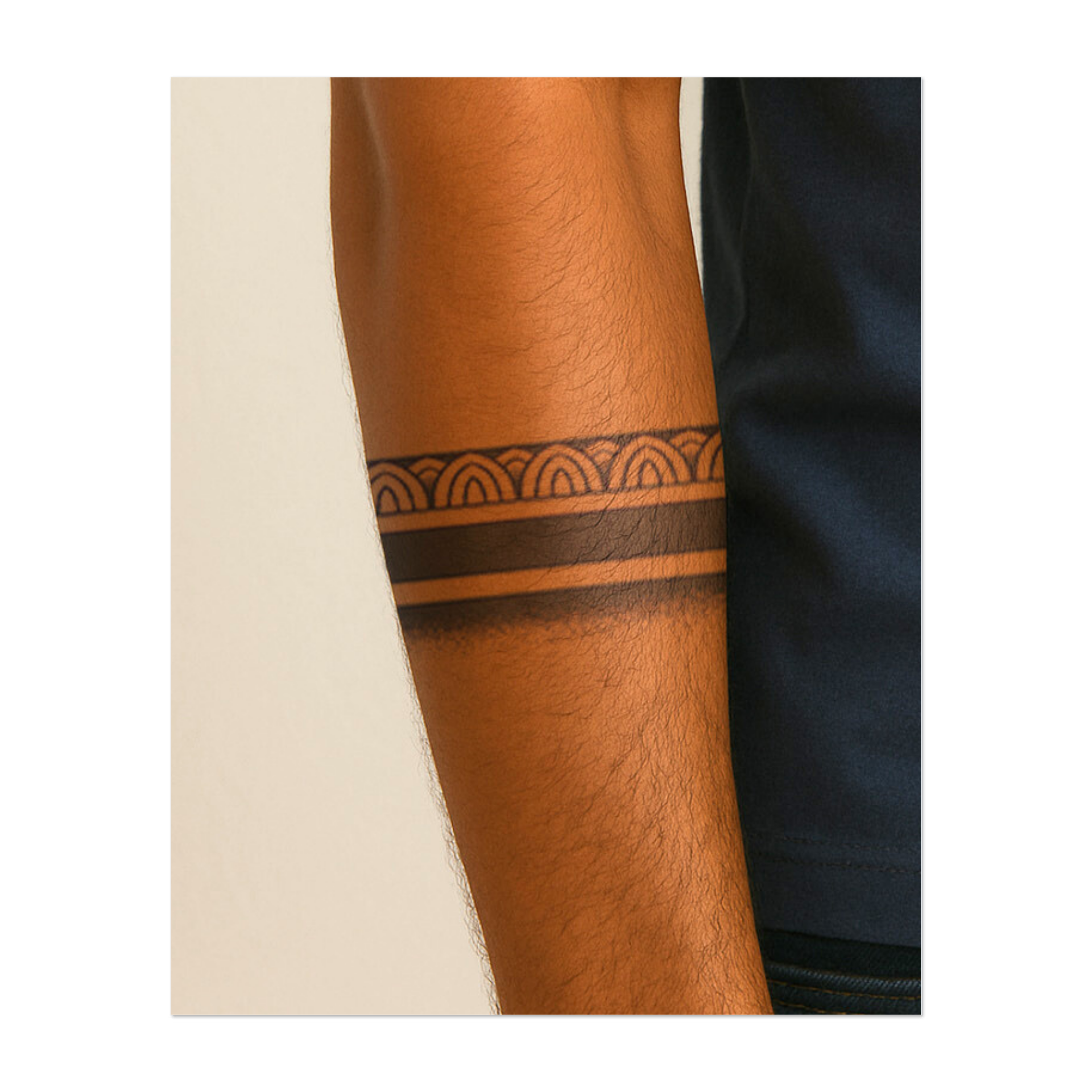 Un elegante disegno a nastro con archi ripetuti nella parte superiore e linee pulite che creano un senso di equilibrio. Questo tatuaggio simboleggia armonia, struttura e fluidità, combinando elementi geometrici minimalisti con un senso di movimento.