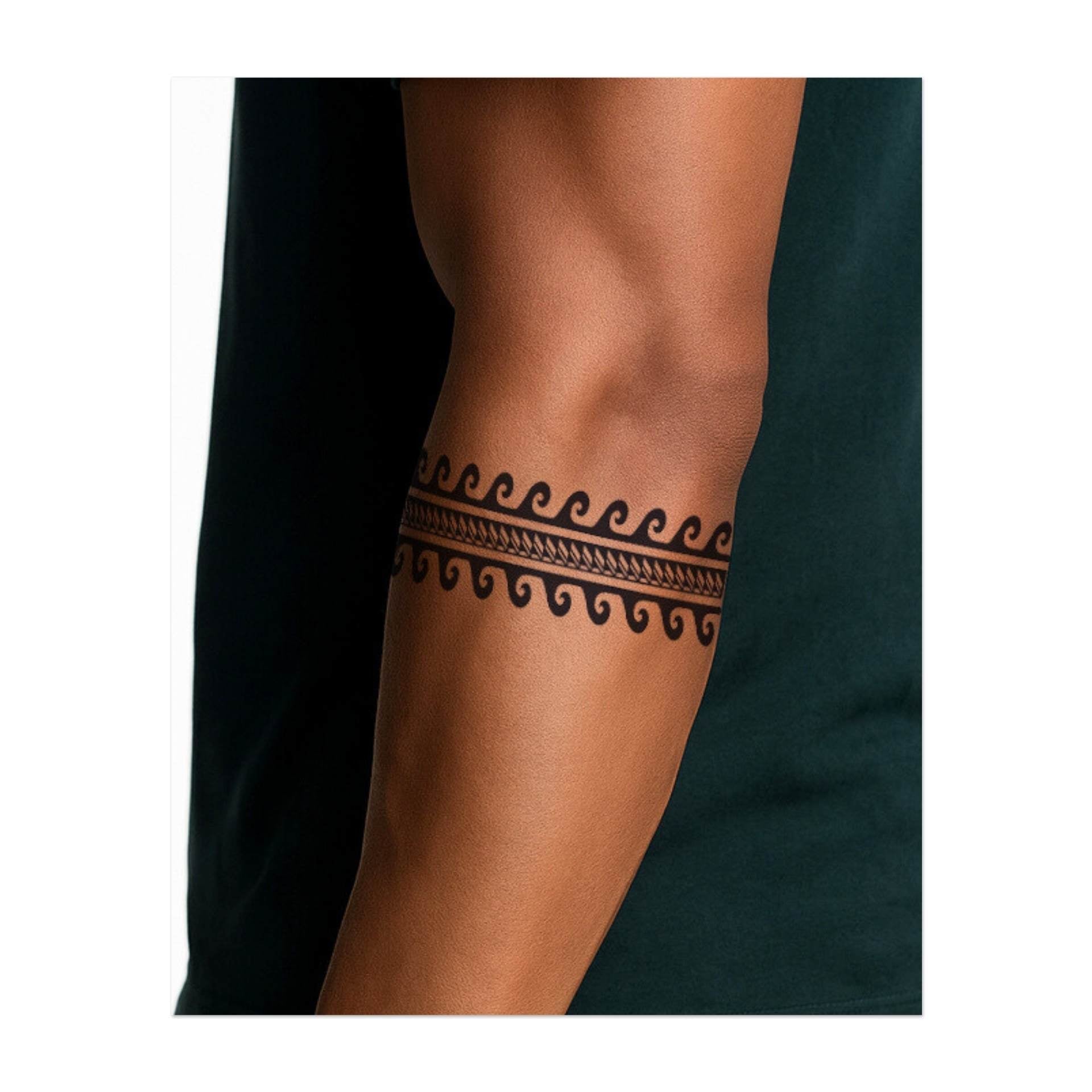 Un design dinamico a fascia che raffigura onde oceaniche vorticose combinate con motivi geometrici. Questo tatuaggio simboleggia la potenza e il ritmo del mare e unisce movimenti fluidi a una bellezza strutturata.