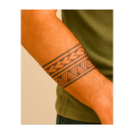 Un design pulito e artistico con motivi geometrici intrecciati, frecce e rombi. Questo tatuaggio simboleggia forza, precisione ed equilibrio, combinando movimento dinamico e linee strutturate.