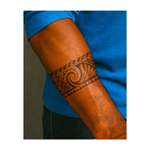 Un design audace a fascia con onde fluide, forme geometriche e motivi tribali elaborati. Questo tatuaggio simboleggia la potenza e il ritmo dell'oceano e combina elementi tradizionali con movimenti dinamici.