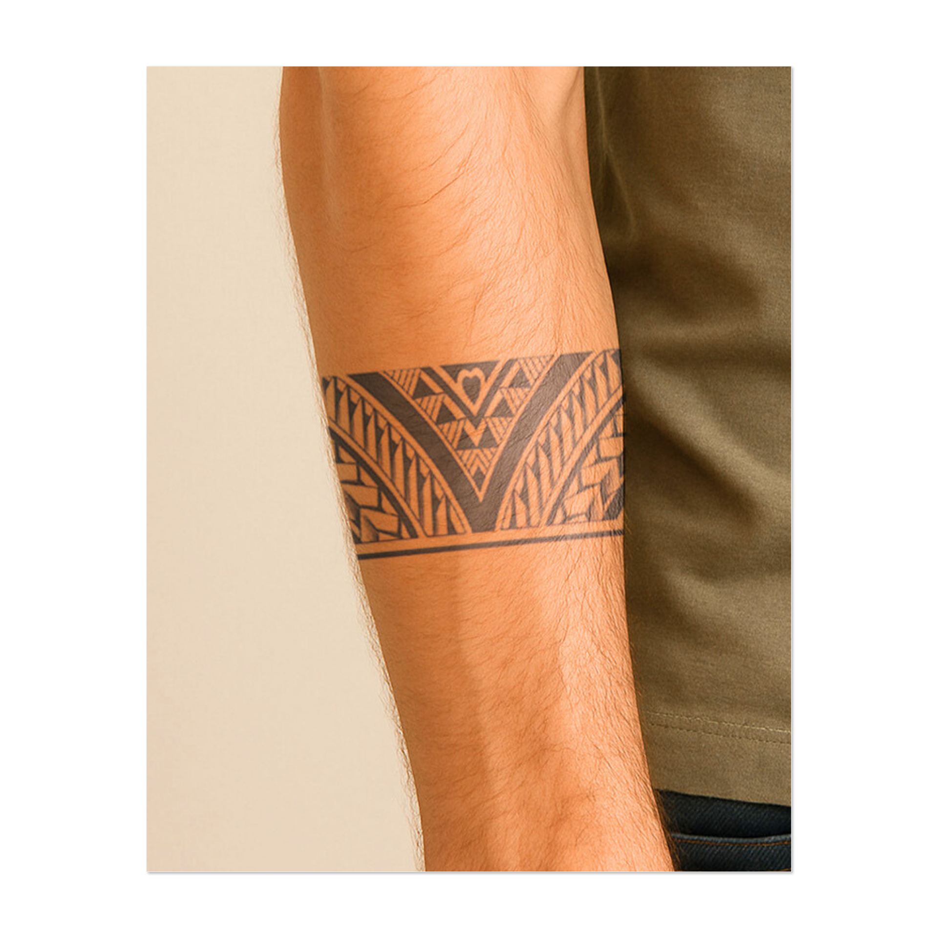 Un tatuaggio a fascia dettagliato con motivi tribali simmetrici, linee nette e curve. Questo tatuaggio simboleggia forza, equilibrio e unità, combinando precisione geometrica e movimento fluido.