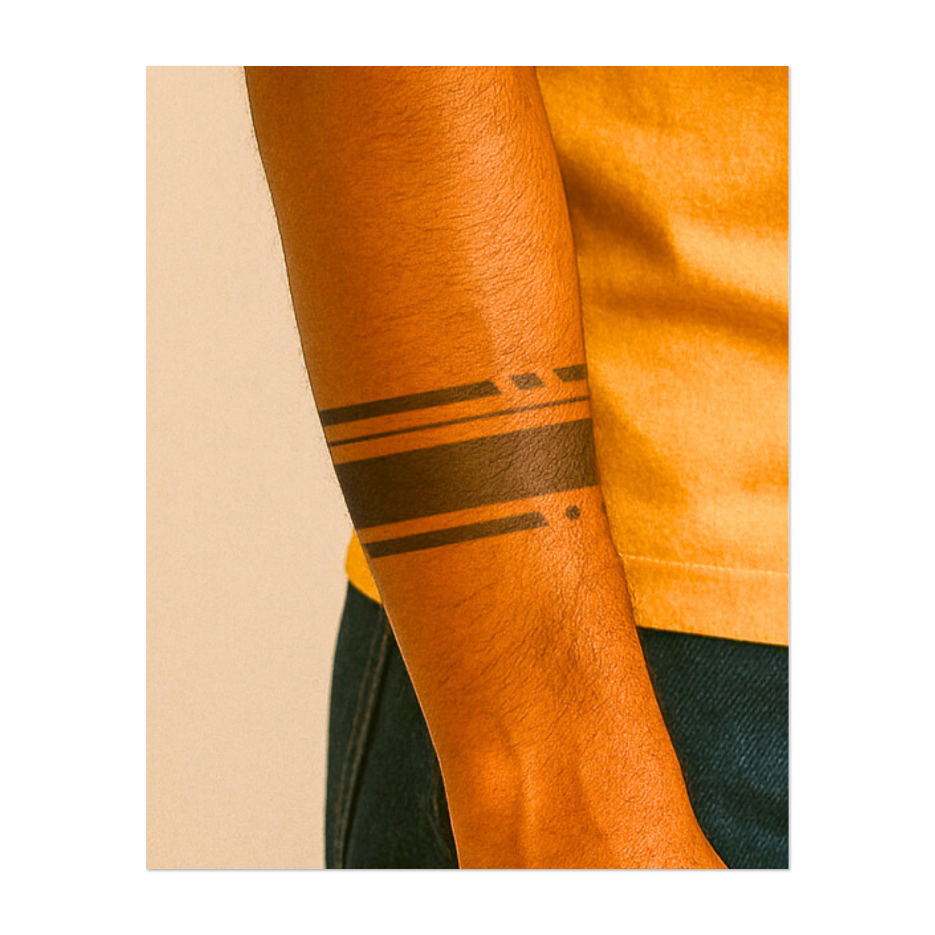 Un braccialetto dal design elegante e minimalista, con linee pulite e nitide e motivi geometrici. Questo tatuaggio simboleggia precisione, semplicità e modernità, offrendo un'estetica sorprendente ma discreta.