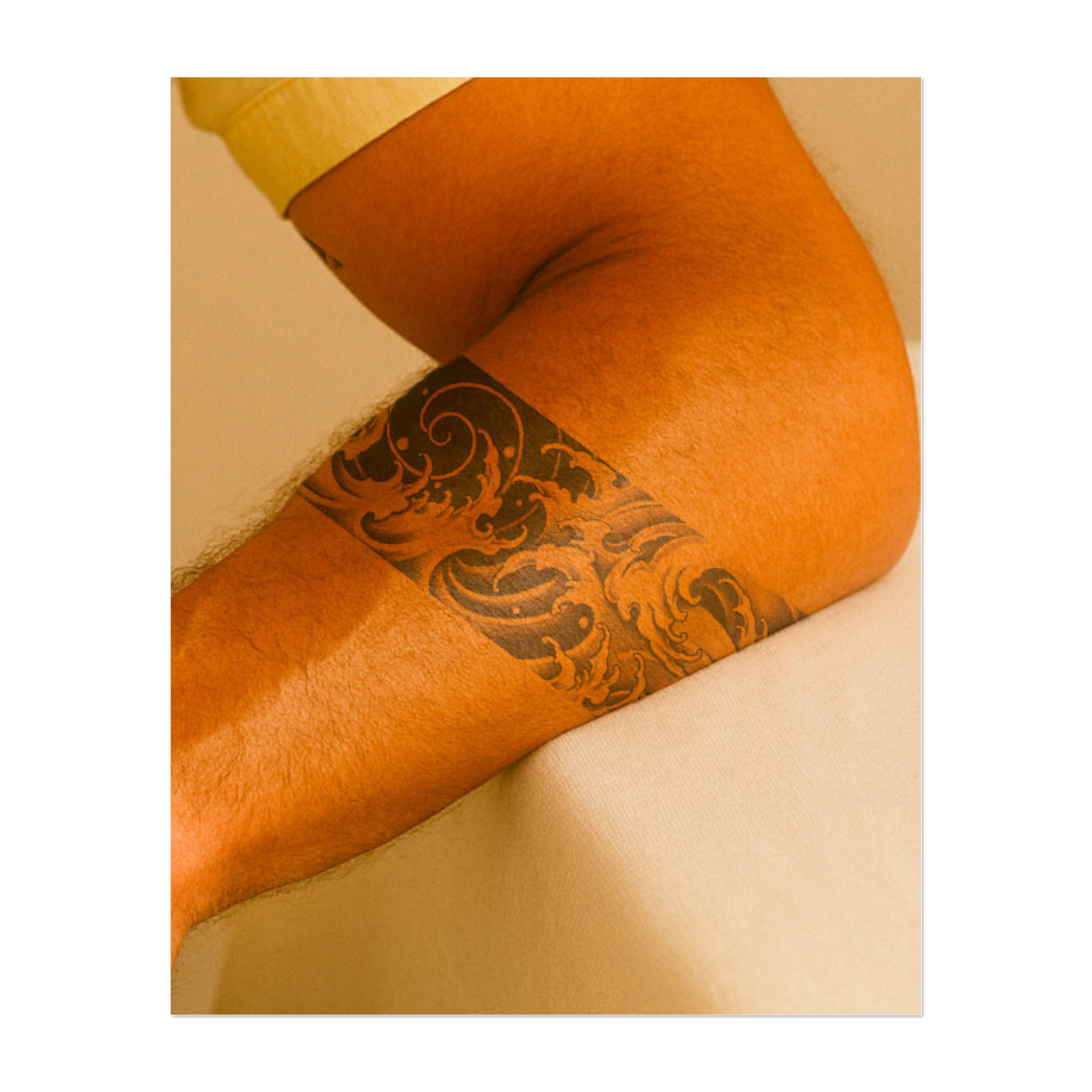 Un tatuaggio dinamico a fascia con onde potenti e vortici d'acqua. Questo tatuaggio simboleggia la forza e la bellezza dell'oceano e cattura il movimento e l'energia costanti del mare.