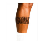 Un grazioso disegno a nastro con nuvole vorticose e delicate foglie di ginkgo mosse dal vento. Questo tatuaggio simboleggia la resilienza, la pace e la bellezza dei cicli naturali.