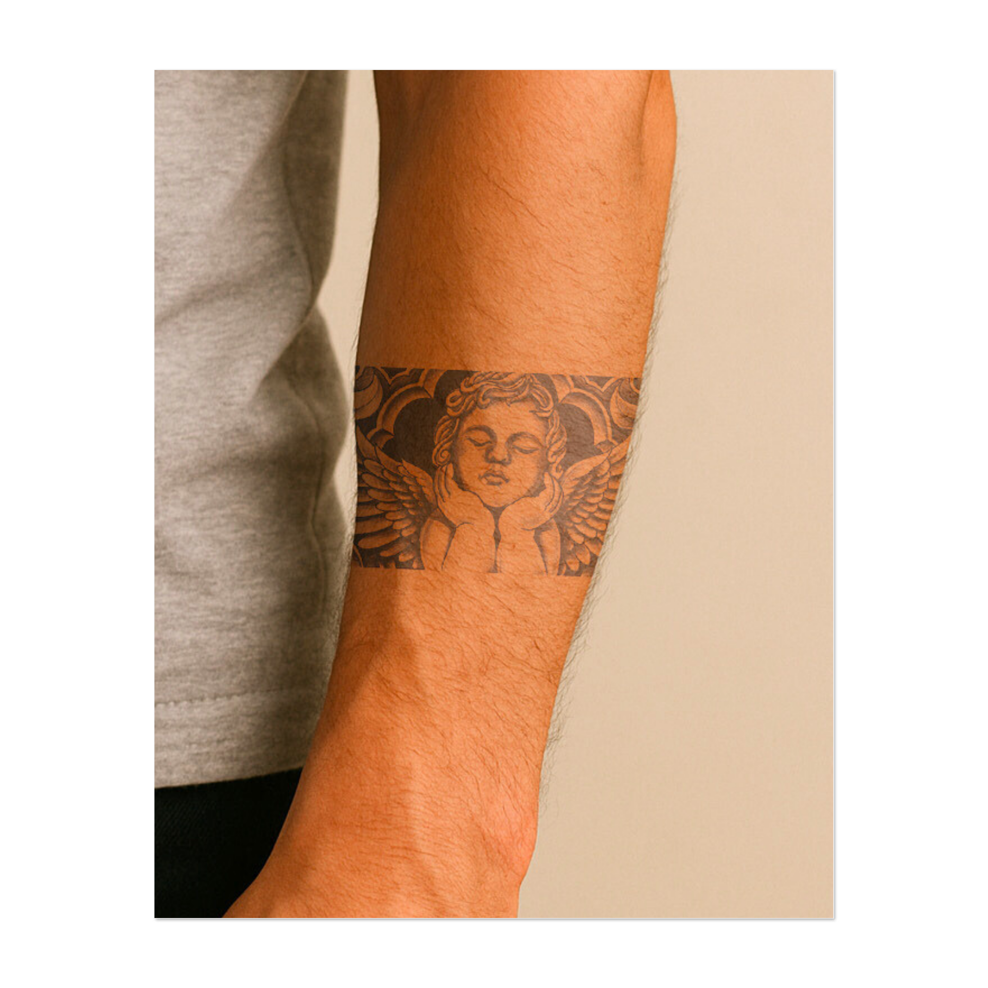 Un tatuaggio per bracciale che simboleggia la pace e raffigura un angelo con ali delicate, con le mani appoggiate sotto il mento. Questo tatuaggio simboleggia pace, innocenza e protezione divina.