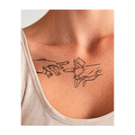 Due mani si protendono, una con una sigaretta, l'altra con un accendino acceso, incarnando un'interpretazione moderna di un classico gesto artistico. Linee pulite e semplicità audace conferiscono a questo design un aspetto elegante e all'avanguardia.