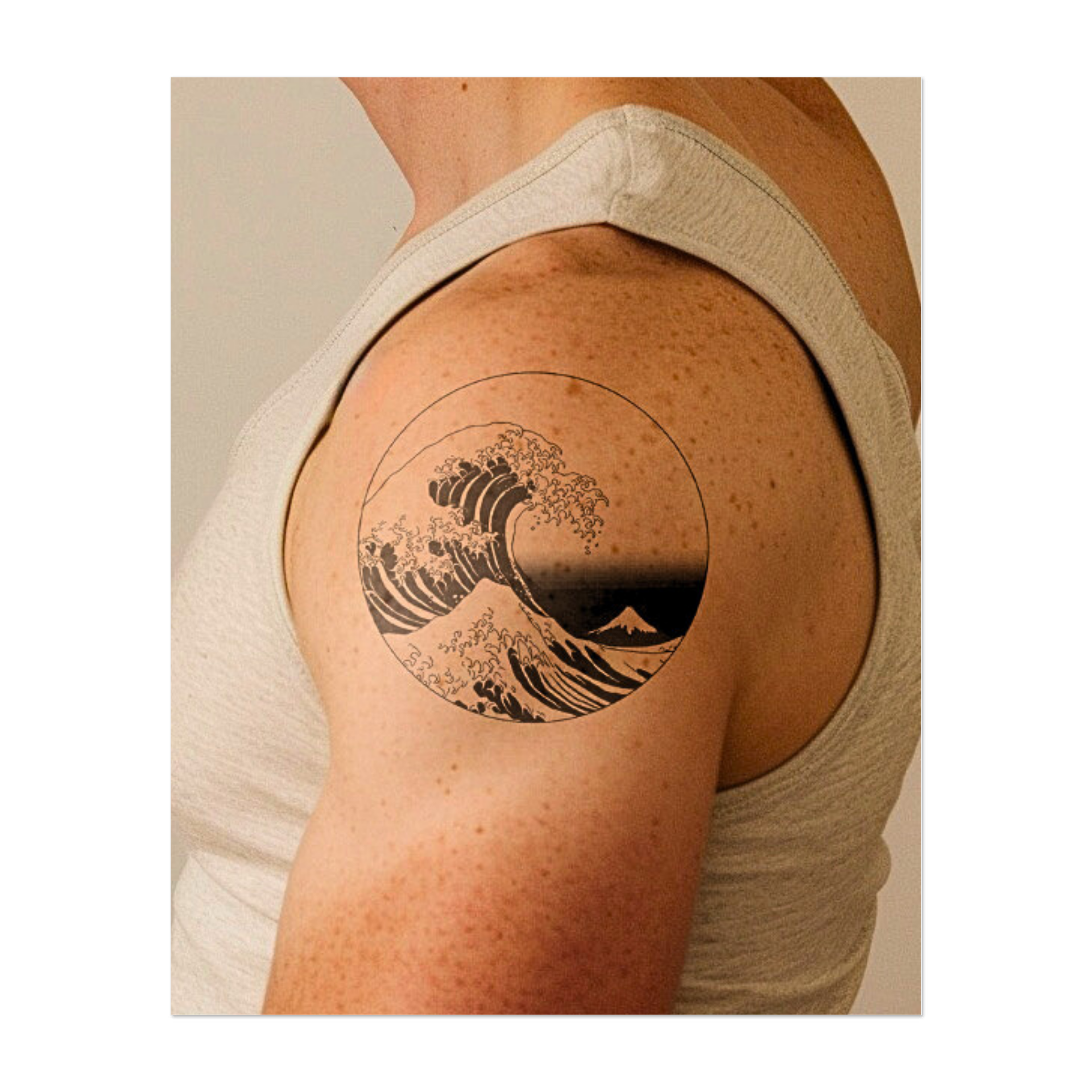 Ispirato all'iconica stampa di Hokusai, questo tatuaggio circolare raffigura un'onda gigantesca che si avvicina al lontano Monte Fuji. Con il suo netto contrasto e i dettagli raffinati, simboleggia l'immensa potenza della natura, la sua transitorietà e la bellezza del caos.