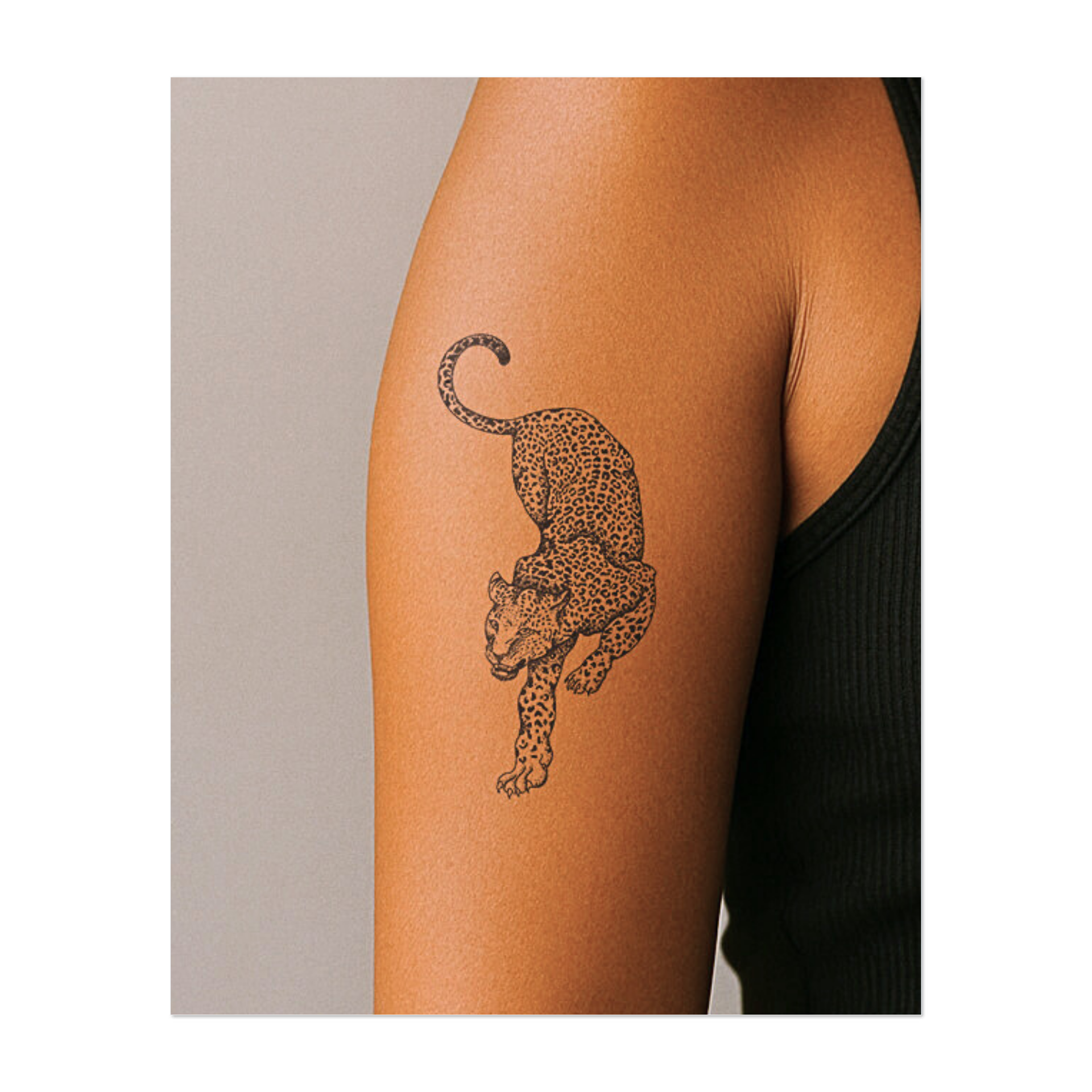 Un tatuaggio potente che raffigura un leopardo dai colori intensi in posizione di appostamento. La punteggiatura precisa e la postura dinamica conferiscono al disegno tensione, eleganza e determinazione.