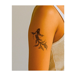 Una carpa koi dal design artistico con pinne dinamiche e fluenti, realizzata in un espressivo stile a inchiostro. Le aree nere a contrasto conferiscono profondità al motivo e un'aura elegante e meditativa, che simboleggia forza e resistenza.