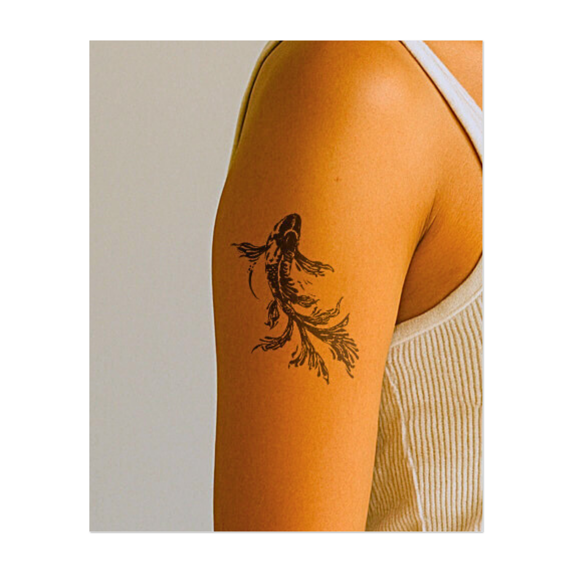 Una carpa koi dal design artistico con pinne dinamiche e fluenti, realizzata in un espressivo stile a inchiostro. Le aree nere a contrasto conferiscono profondità al motivo e un'aura elegante e meditativa, che simboleggia forza e resistenza.