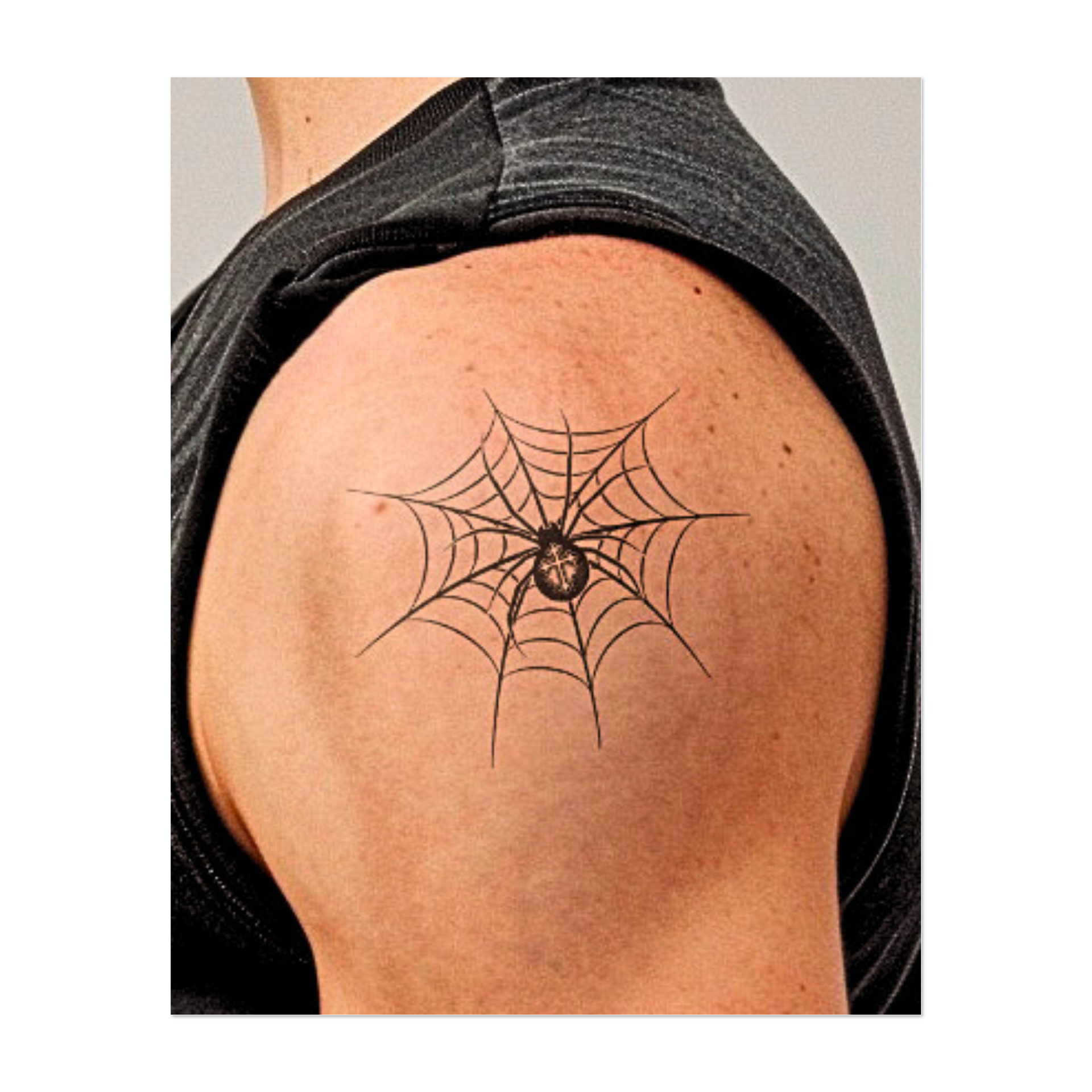 Un sorprendente ragno nero riposa al centro di una ragnatela intricata. Il suo addome è contrassegnato da una caratteristica croce gotica. Questo tatuaggio temporaneo combina un'eleganza inquietante con una chiarezza simbolica, perfetto per una dichiarazione misteriosa e audace.