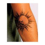 Circondato da fiamme stilizzate e ardenti, un teschio sorridente emerge da vorticosi motivi gotici. Questo tatuaggio temporaneo irradia energia oscura e potere, combinando il simbolismo solare con un inquietante tocco barocco.