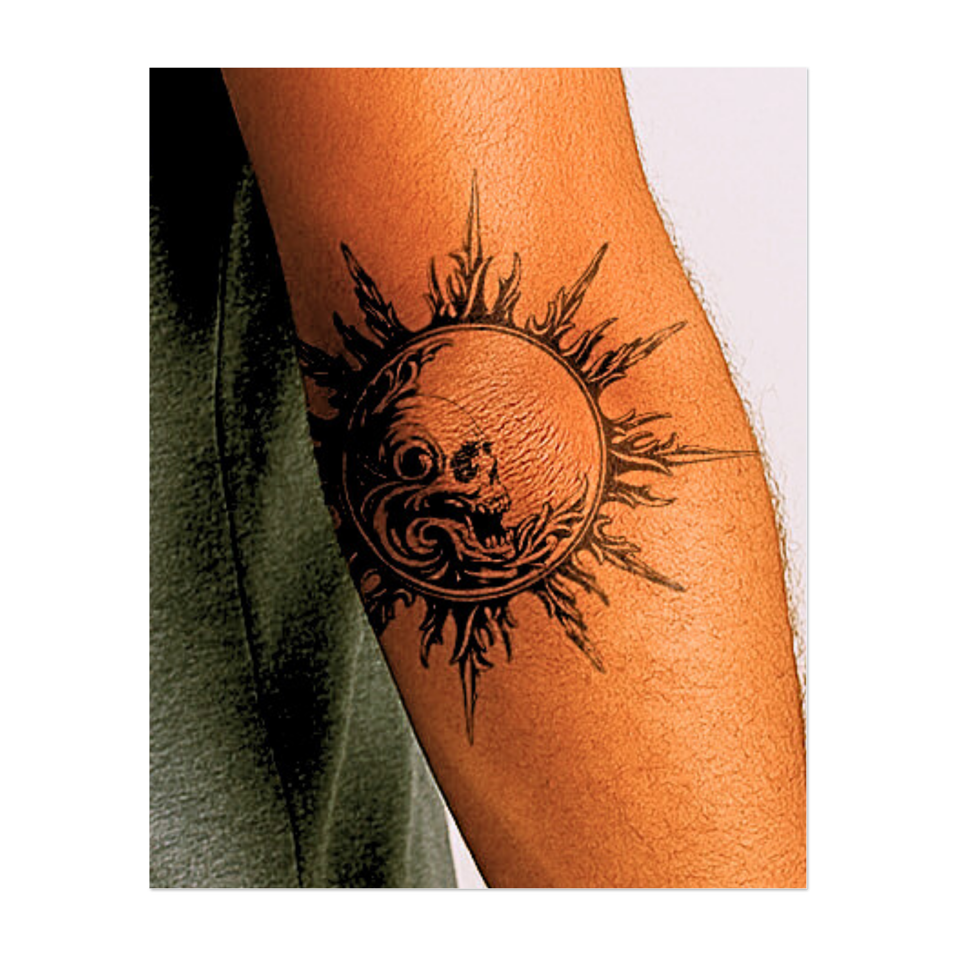 Circondato da fiamme stilizzate e ardenti, un teschio sorridente emerge da vorticosi motivi gotici. Questo tatuaggio temporaneo irradia energia oscura e potere, combinando il simbolismo solare con un inquietante tocco barocco.