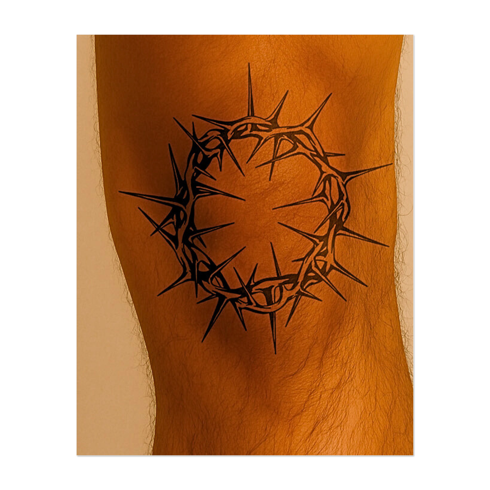 Questo sorprendente tatuaggio temporaneo presenta un cerchio frastagliato di spine intrecciate, con ogni spina dettagliata individualmente per il massimo impatto. Il disegno simboleggia sacrificio e resilienza e offre un'estetica audace e minimalista con profonde sfumature emotive.