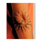 Questo tatuaggio unico combina un'onda che si infrange con la forma radiosa di un sole, i cui raggi si arricciano come tentacoli. Unisce le forze elementari e simboleggia l'equilibrio tra potenza e calore, caos e luce: una danza cosmica tra mare e cielo.