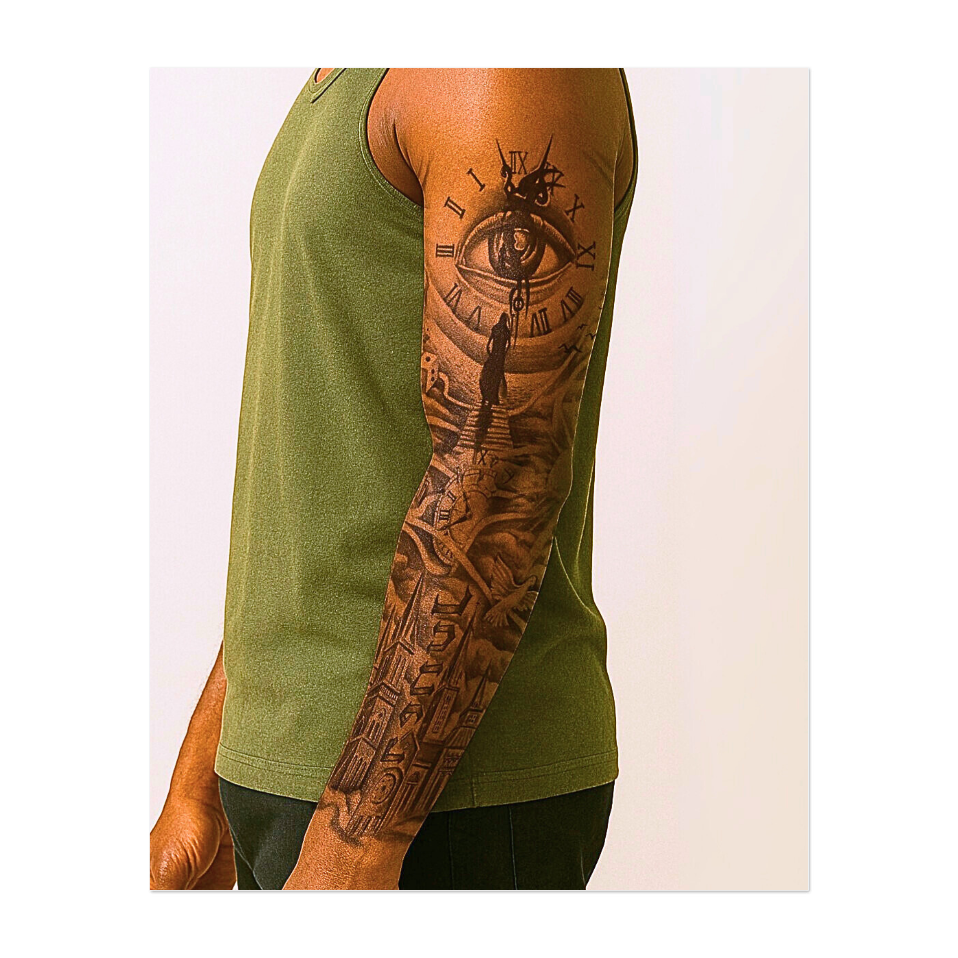 Un viaggio surreale inizia con una figura solitaria che sale gradini a mo' di meccanismo verso un occhio onniveggente. Circondato da dadi, colombe e orologi a spirale sopra una cattedrale gotica, questo tatuaggio evoca il destino, la provvidenza divina e il peso spirituale del tempo che passa.