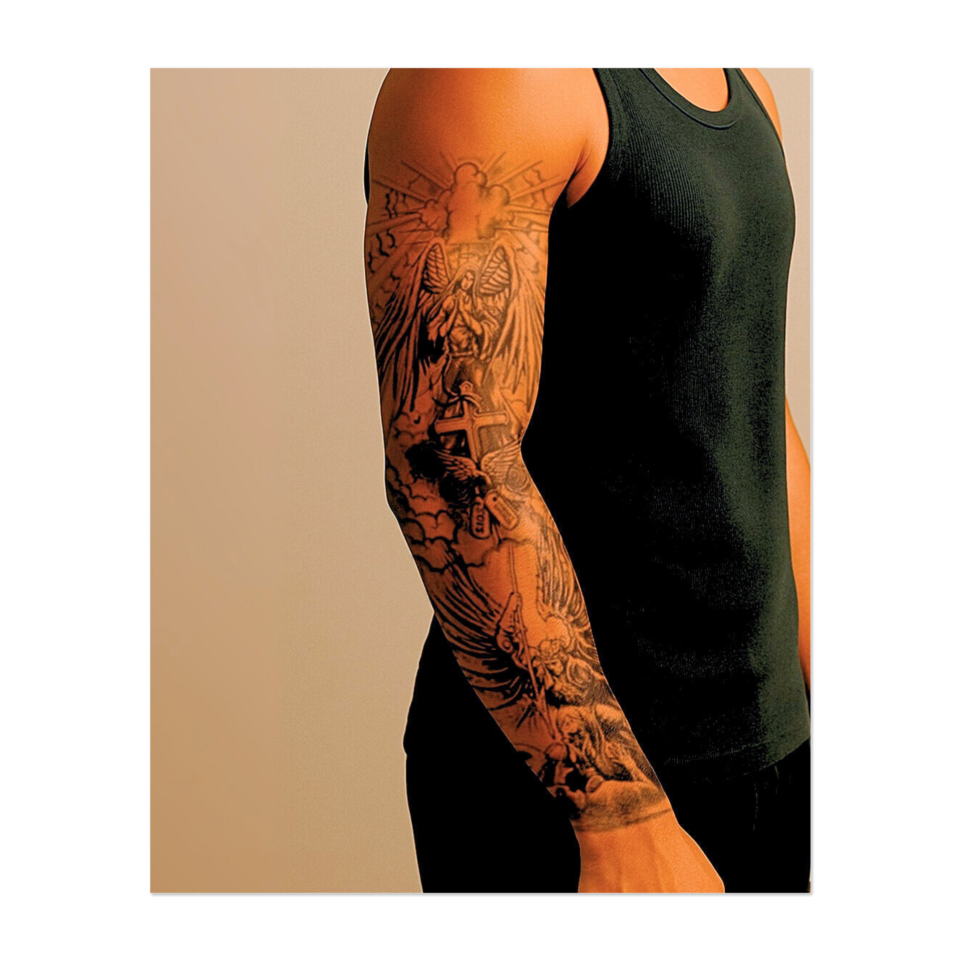 Si dispiega un'imponente scena verticale con figure di angeli in preghiera, una croce decorata con rose e piastrine identificative e un feroce arcangelo che scende con una spada. Questo tatuaggio incarna temi come il sacrificio, il potere divino e la giustizia celeste in una spettacolare lavorazione in nero.