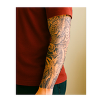 Questa pochette raffigura una maestosa carpa koi che nuota tra le onde, circondata da delicati fiori. Simboleggia forza, resistenza e trasformazione e rappresenta il viaggio per superare gli ostacoli.