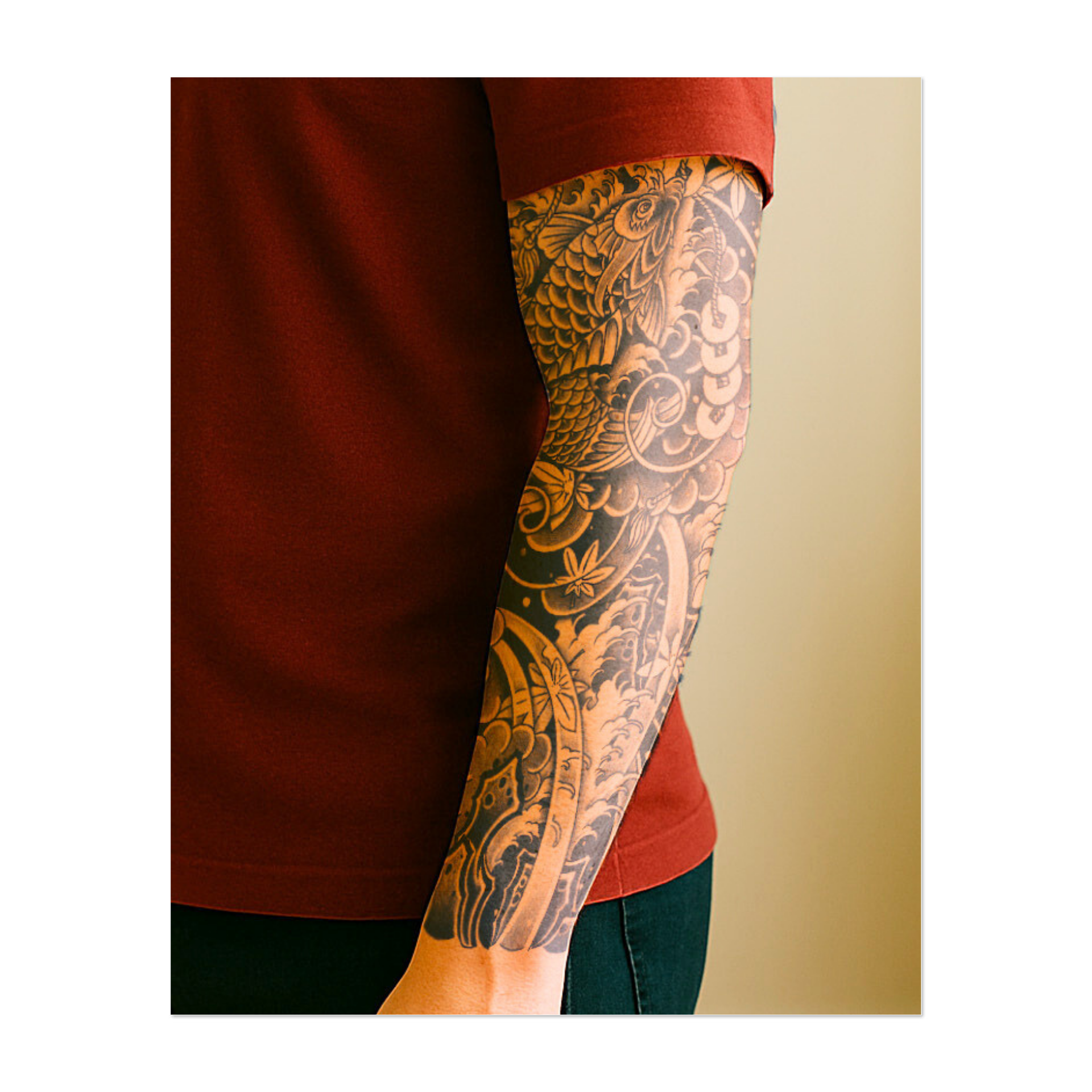 Questa pochette raffigura una maestosa carpa koi che nuota tra le onde, circondata da delicati fiori. Simboleggia forza, resistenza e trasformazione e rappresenta il viaggio per superare gli ostacoli.