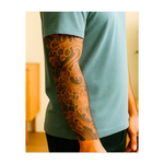 Questa copertina raffigura nuvole vorticose intrecciate a delicati fiori di ciliegio. Simboleggia la pace, il rinnovamento e la bellezza della natura, e ha un flusso pacifico che rappresenta il passare del tempo.